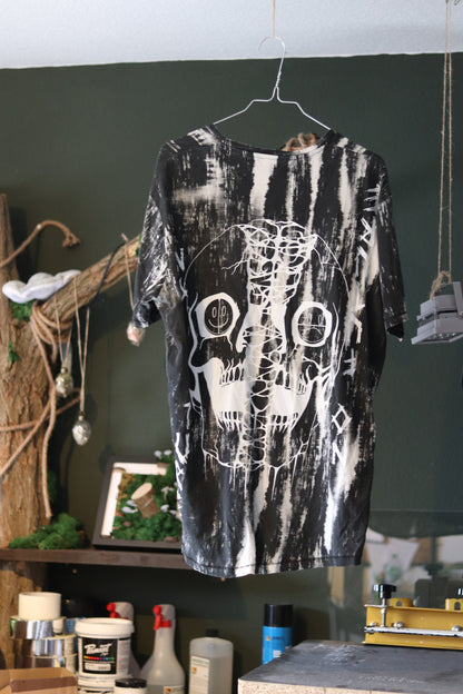MAD SKULL (black and white bleach style)