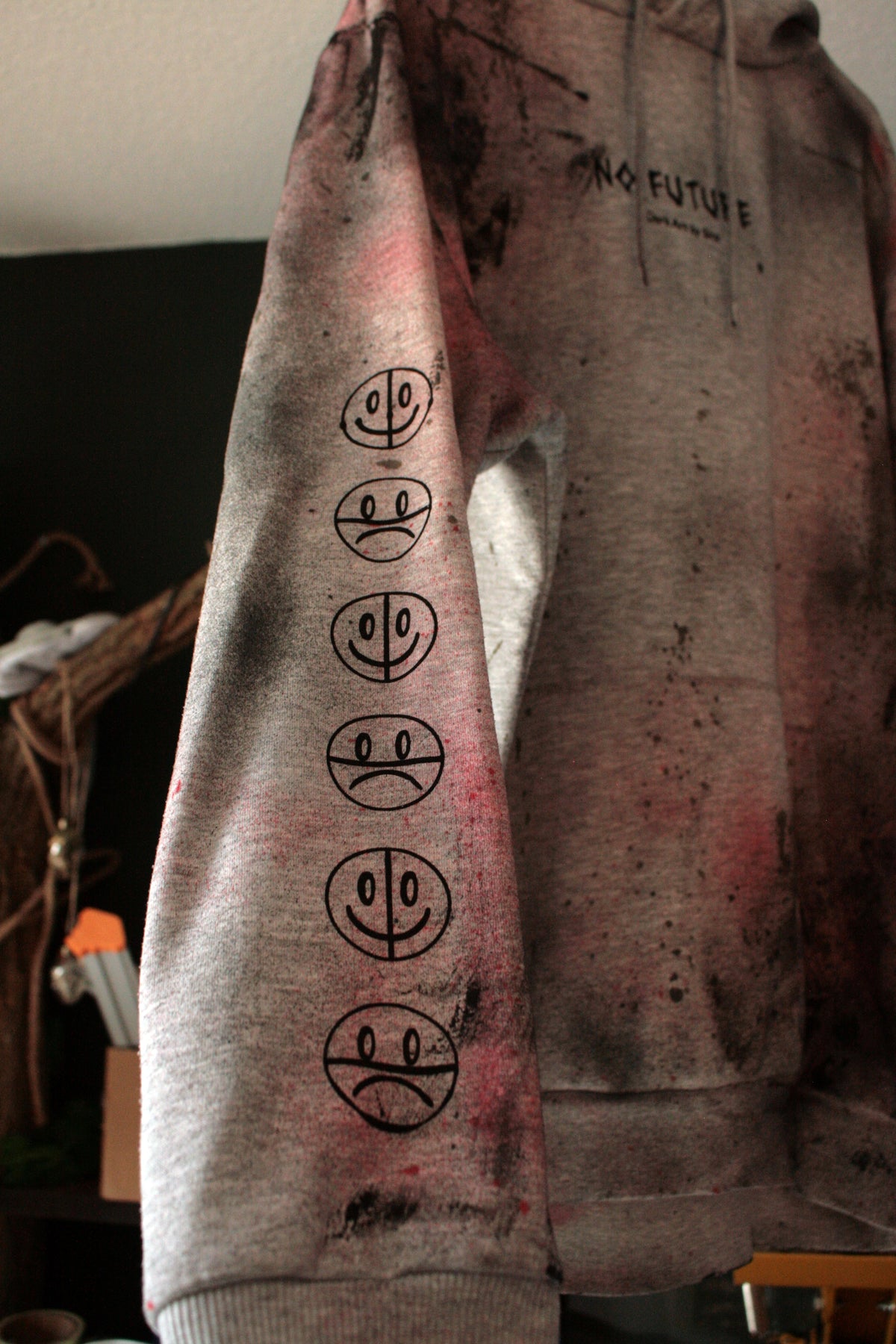 MAD SKULL (grey red used style)