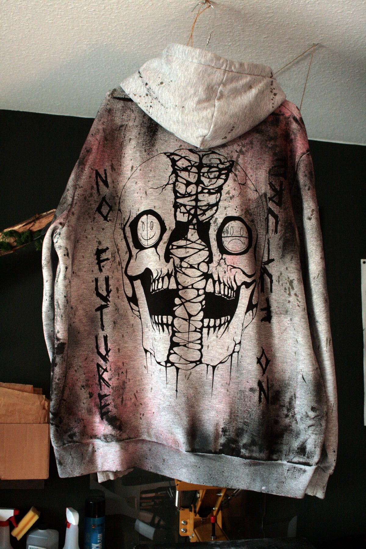 MAD SKULL (grey red used style)